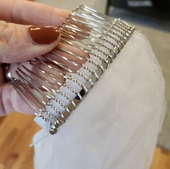 Two tiered elbow length veil with edged beadwork - Picture 4 of 10